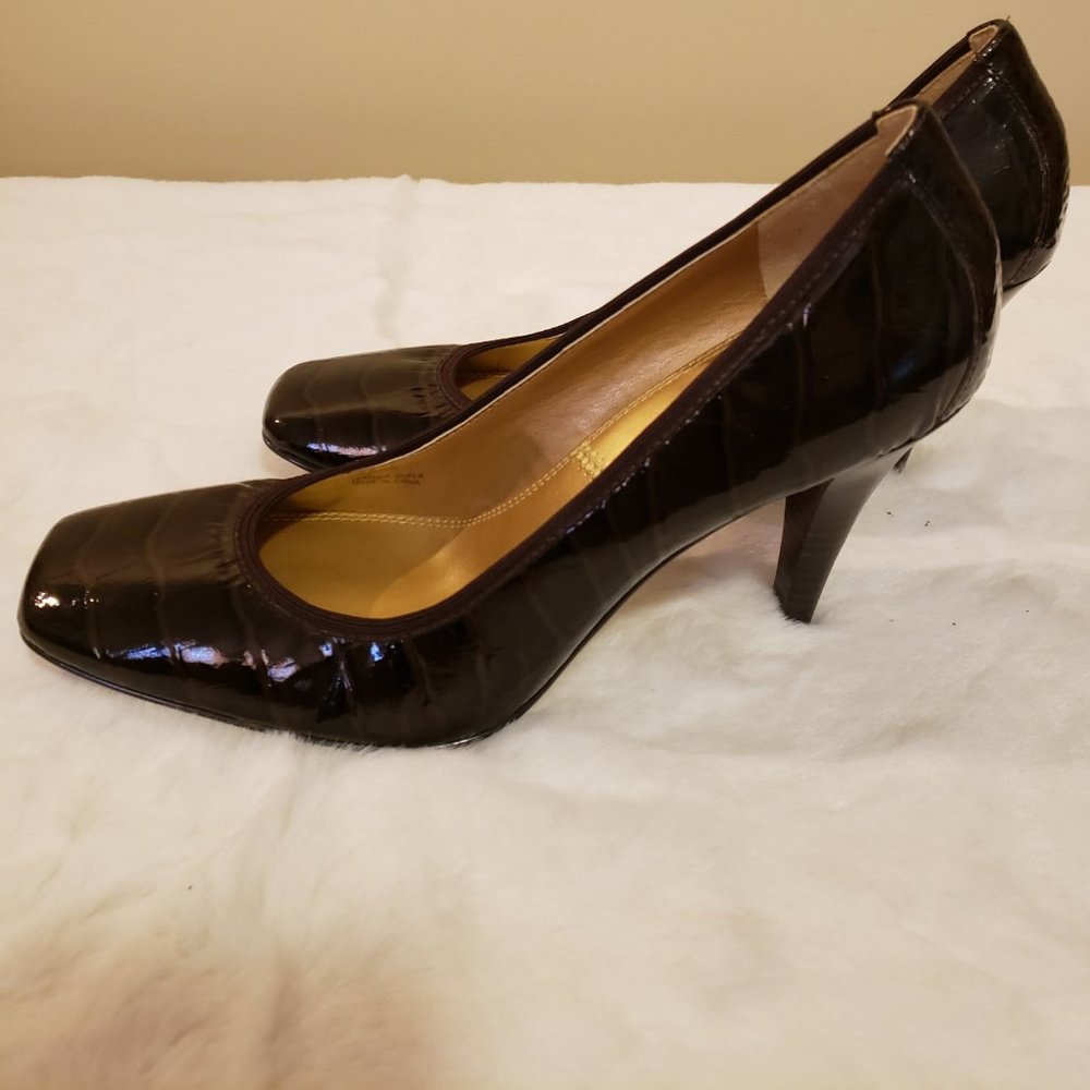 Tahari Patented Leather Croc Embossed Upper Heel Size 7M